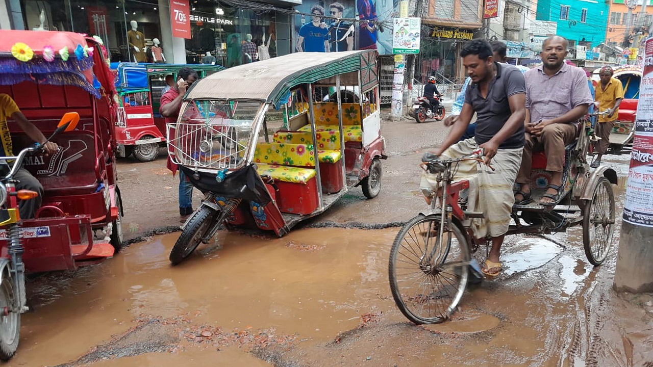 কুমিল্লায় খানাখন্দ সড়ক দুর্ঘটনায় ভেঙে পড়েছে ব্যাটারিচালিত অটোরিকশা। ছবি : কালবেলা