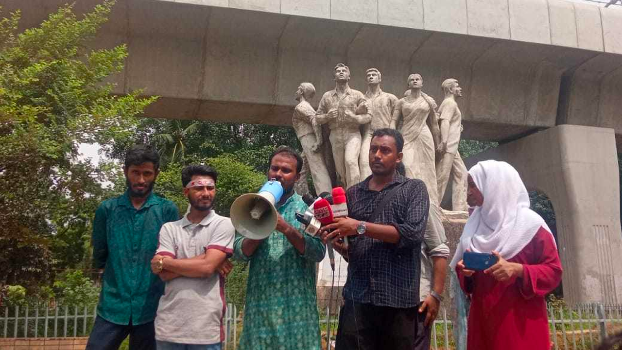 ঢাকা বিশ্ববিদ্যালয়ের রাজু ভাস্কর্যের পাদদেশে সংবাদ সম্মেলনের বক্তব্য রাখছেন ৩৫ প্রত্যাশী শিক্ষার্থী সমন্বয় পরিষদের আহ্বায়ক শরিফুল হাসান শুভ। ছবি : কালবেলা