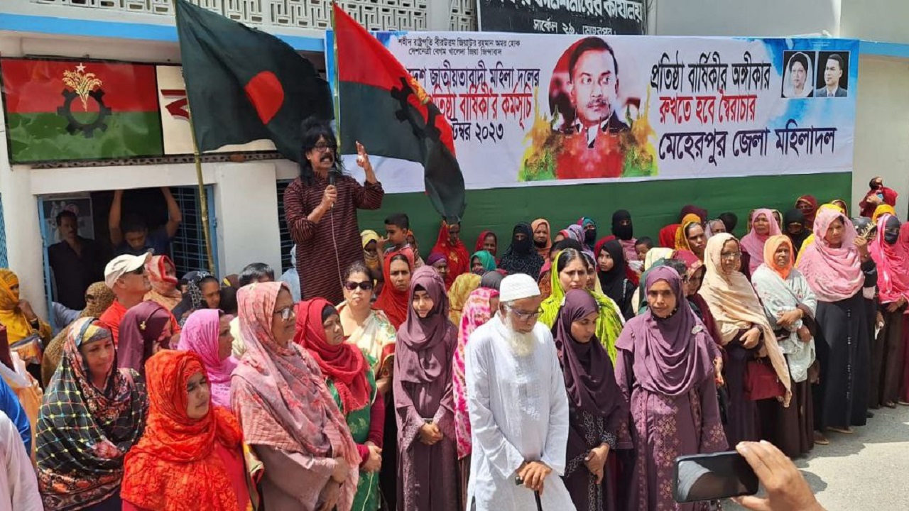 জেলা বিএনপির কার্যালয়ের সামনে মহিলা দলের প্রতিষ্ঠাবার্ষিকীর আলোচনা সভায় বক্তব্য দিচ্ছেন মাসুদ অরুন। ছবি : কালবেলা