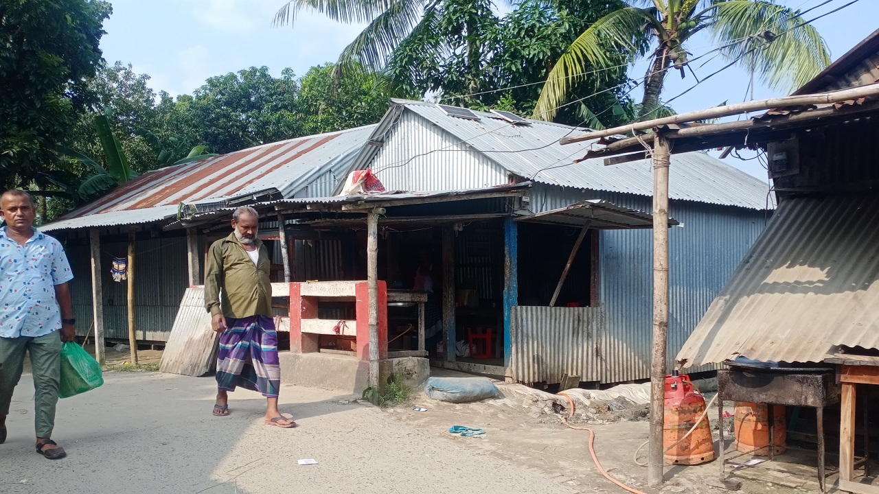 সরকারি জমি দখন করে গড়ে ওঠা দোকান। ছবি : কালবেলা