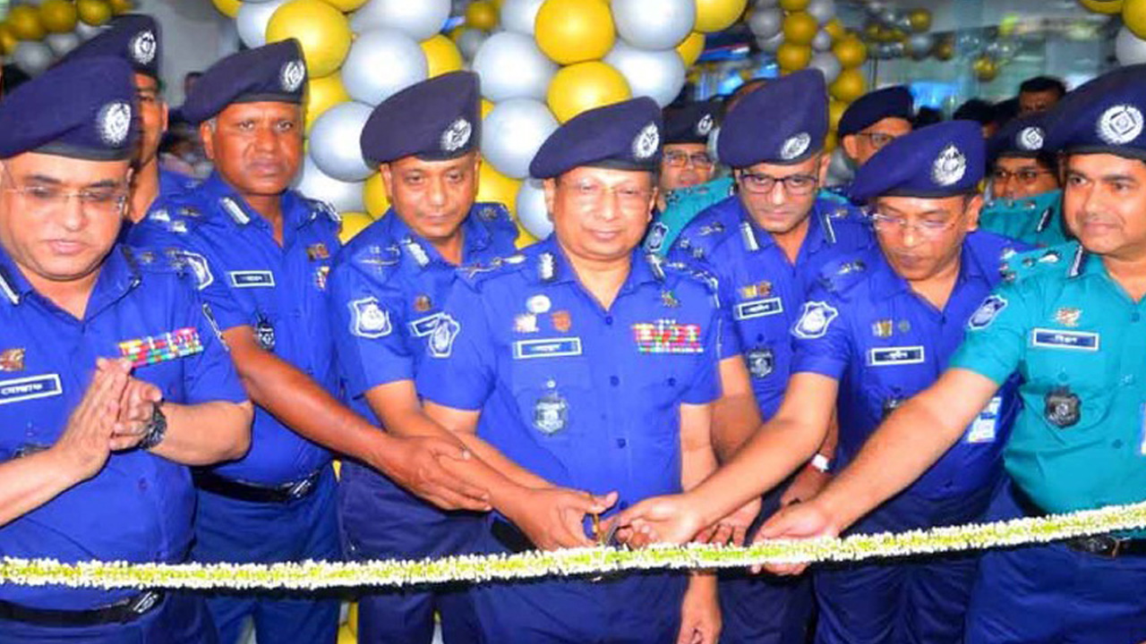 বগুড়ায় শনিবার পুলিশ কল্যাণ ট্রাস্টের বহুতল মার্কেট পুলিশ প্লাজার উদ্বোধন করেন আইজিপি চৌধুরী আবদুল্লাহ আল মামুন। ছবি : কালবেলা