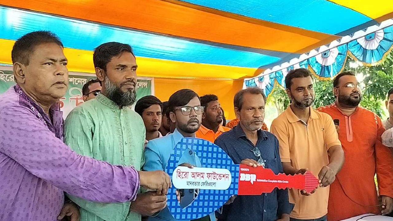 বগুড়ায় অ্যাম্বুলেন্স সার্ভিসের উদ্বোধন অনুষ্ঠানে হিরো আলম। ছবি : কালবেলা