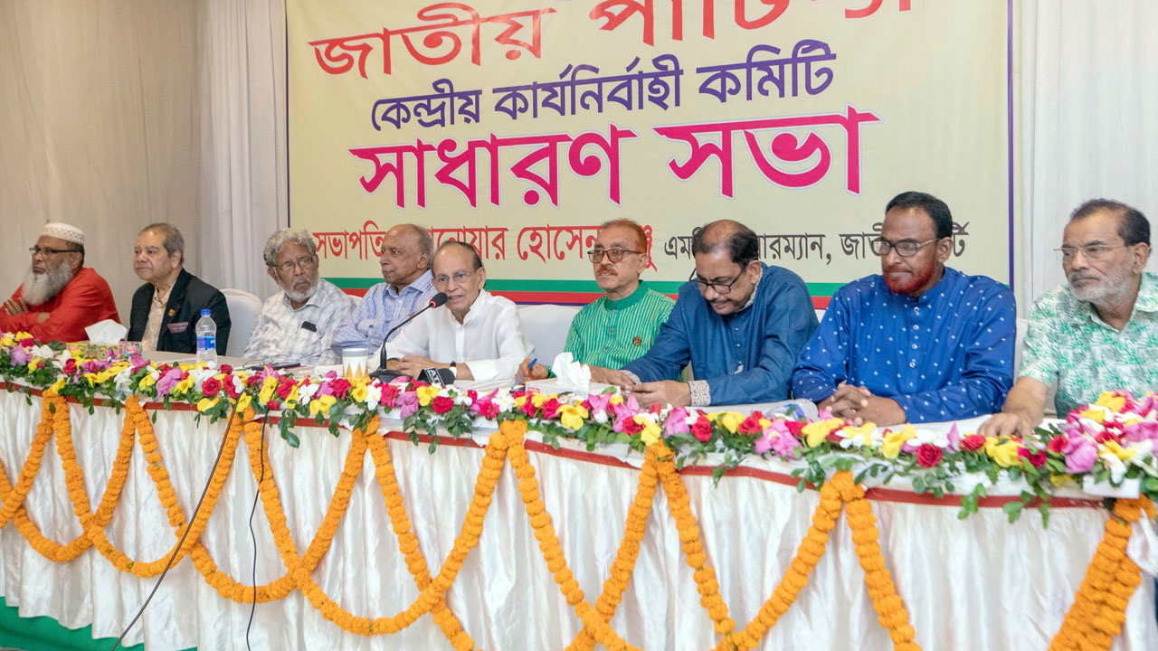 জেপির কেন্দ্রীয় কার্যনির্বাহী কমিটির সাধারণ সভায় বন ও পরিবেশ বিষয়ক সাবেক মন্ত্রী আনোয়ার হোসেন মঞ্জু। ছবি : কালবেলা