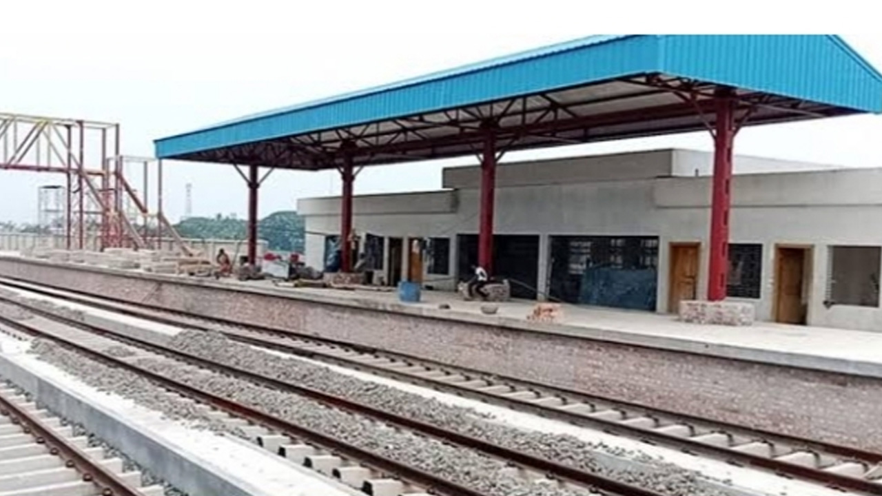 মোংলা-খুলনা রুটে রেললাইন স্থাপনের কাজ চলছে। ছবি : কালবেলা