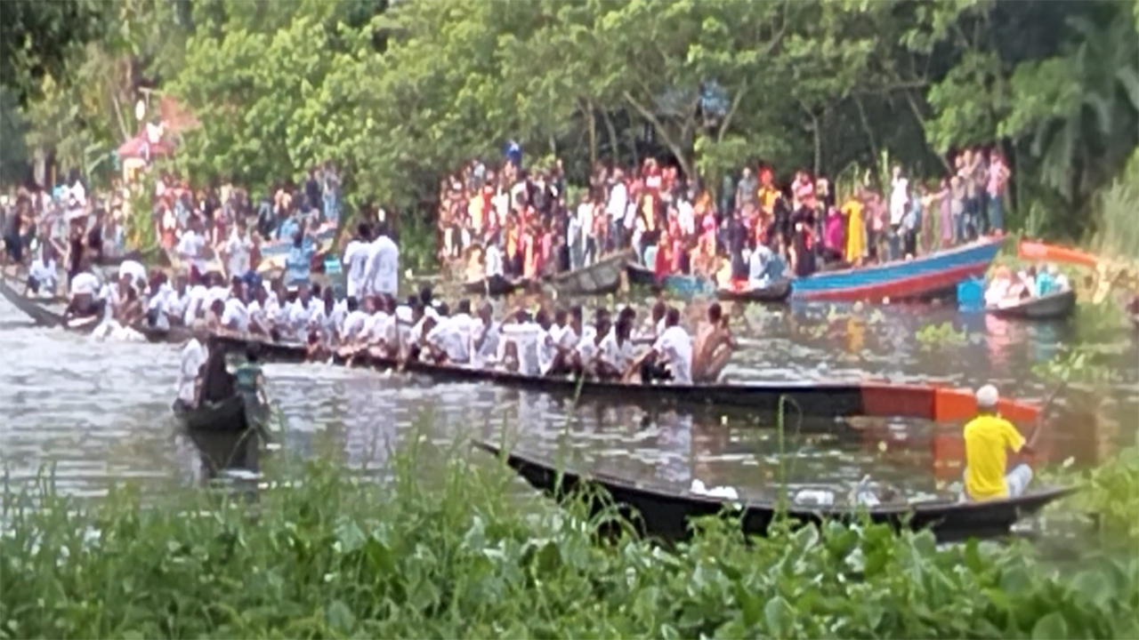 শরীয়তপুরে আতাউর রহমান খান স্পোর্টিং ক্লাবের উদ্যোগে নৌকা বাইচ প্রতিযোগিতার আয়োজন করা হয়। ছবি: কালবেলা