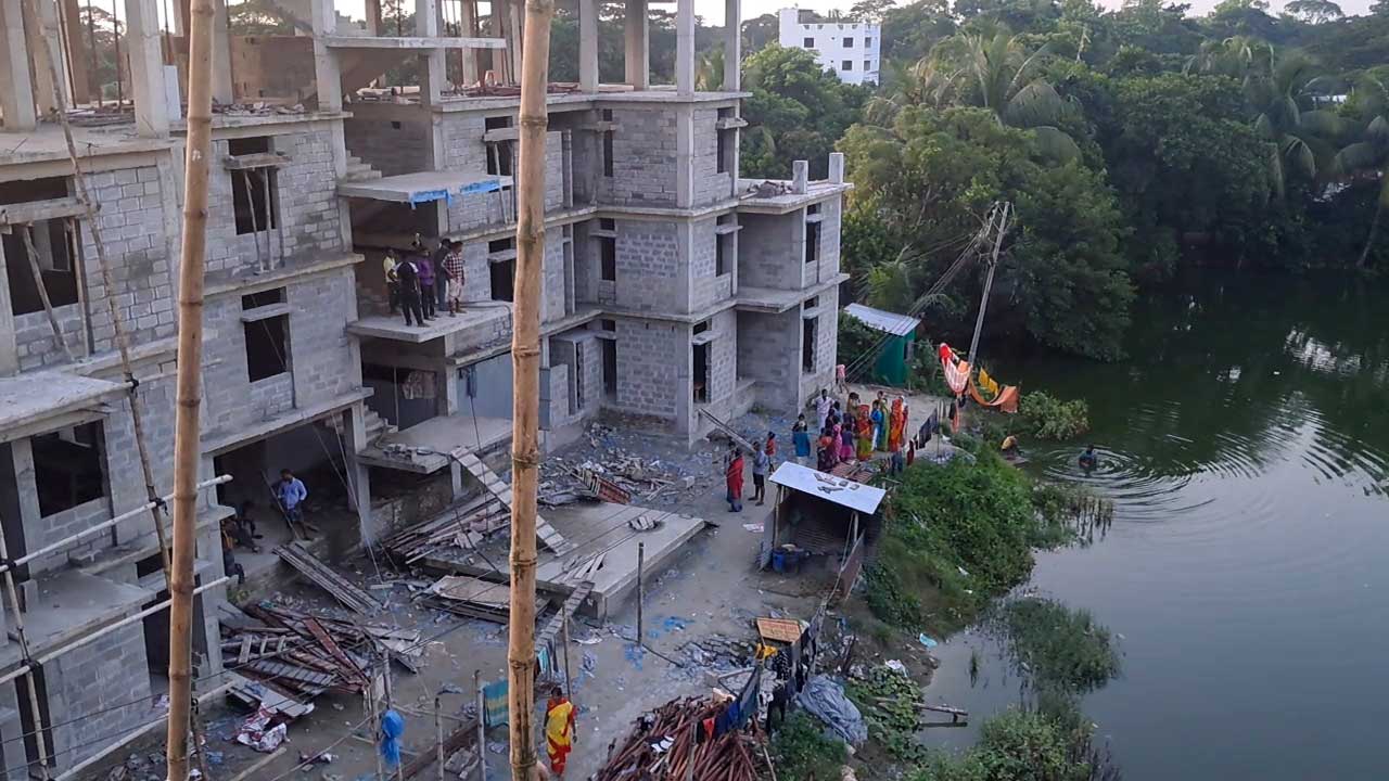 চাঁদপুরে হরিজন সম্প্রদায়ের জন্য নির্মাণ করা হচ্ছে ফ্ল্যাট। ছবি : কালবেলা