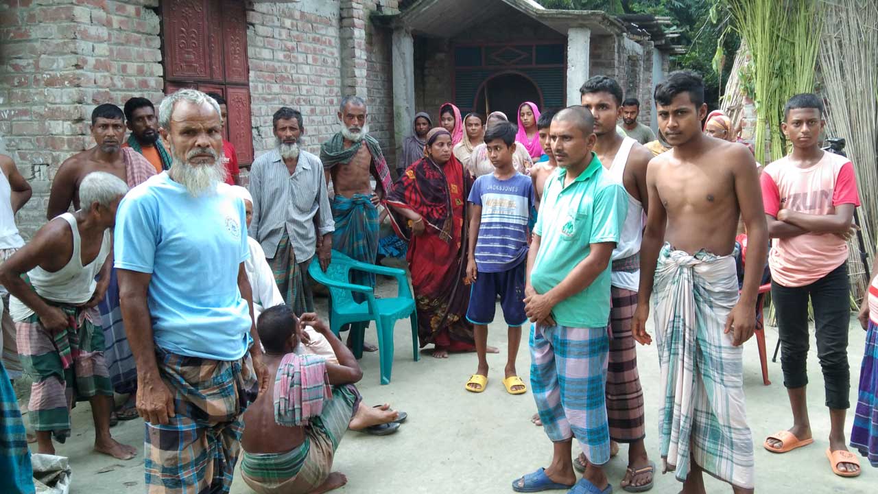 বাড়ির টিউবওয়েলের পাশে মাটিতে পুঁতে রাখা ছিল পোশাককর্মীর মরদেহ। ছবি : কালবেলা