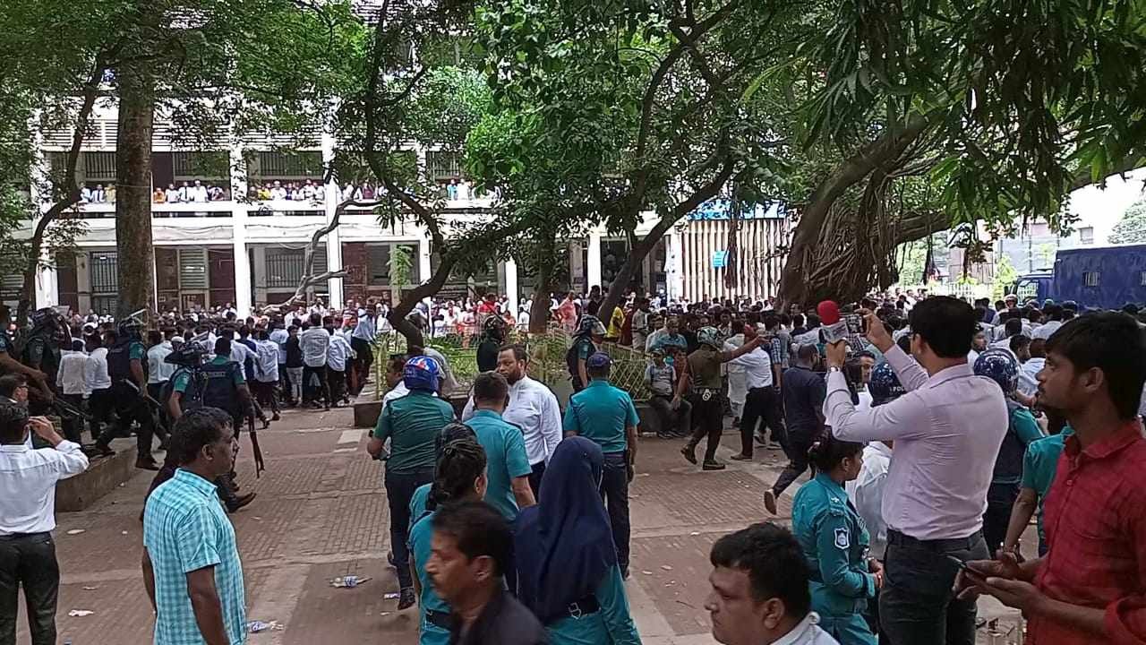 বিএনপি নেতা আমানউল্লাহ আমানের আত্মসমর্পণকে কেন্দ্র করে আদালত চত্বরে বিএনপি সমর্থকদের অবস্থান। ছবি : কালবেলা