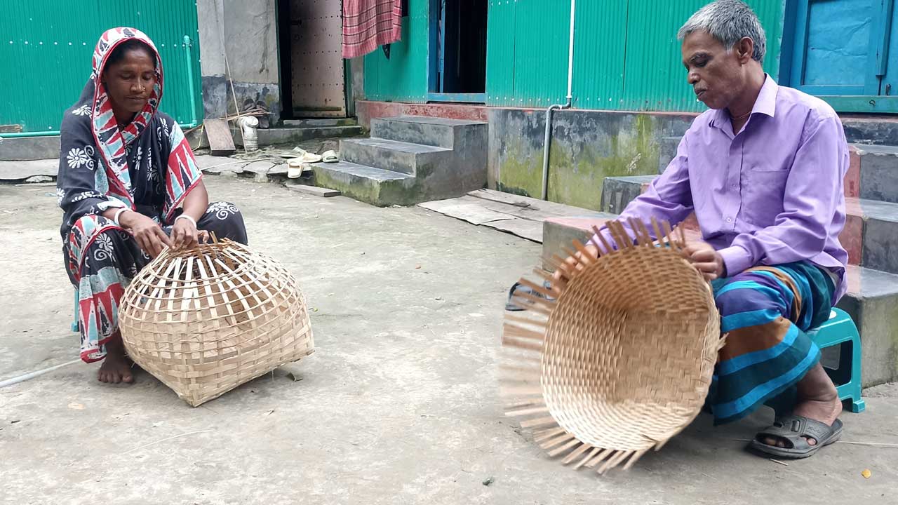বাঁশ-বেত শিল্পের কারিগর। ছবি : কালবেলা
