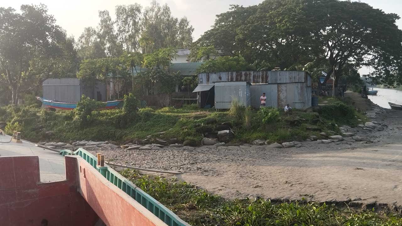 মানিকগঞ্জে পদ্মার ভাঙনে স্থানীয় বাজার। ছবি : কালবেলা