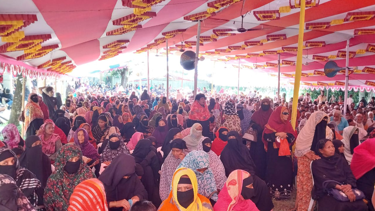 নোয়াখালীর চাটখিলে সরকারি ভাতাভোগীরা শেখ হাসিনার জন্য দোয়া করেন। ছবি : কালবেলা