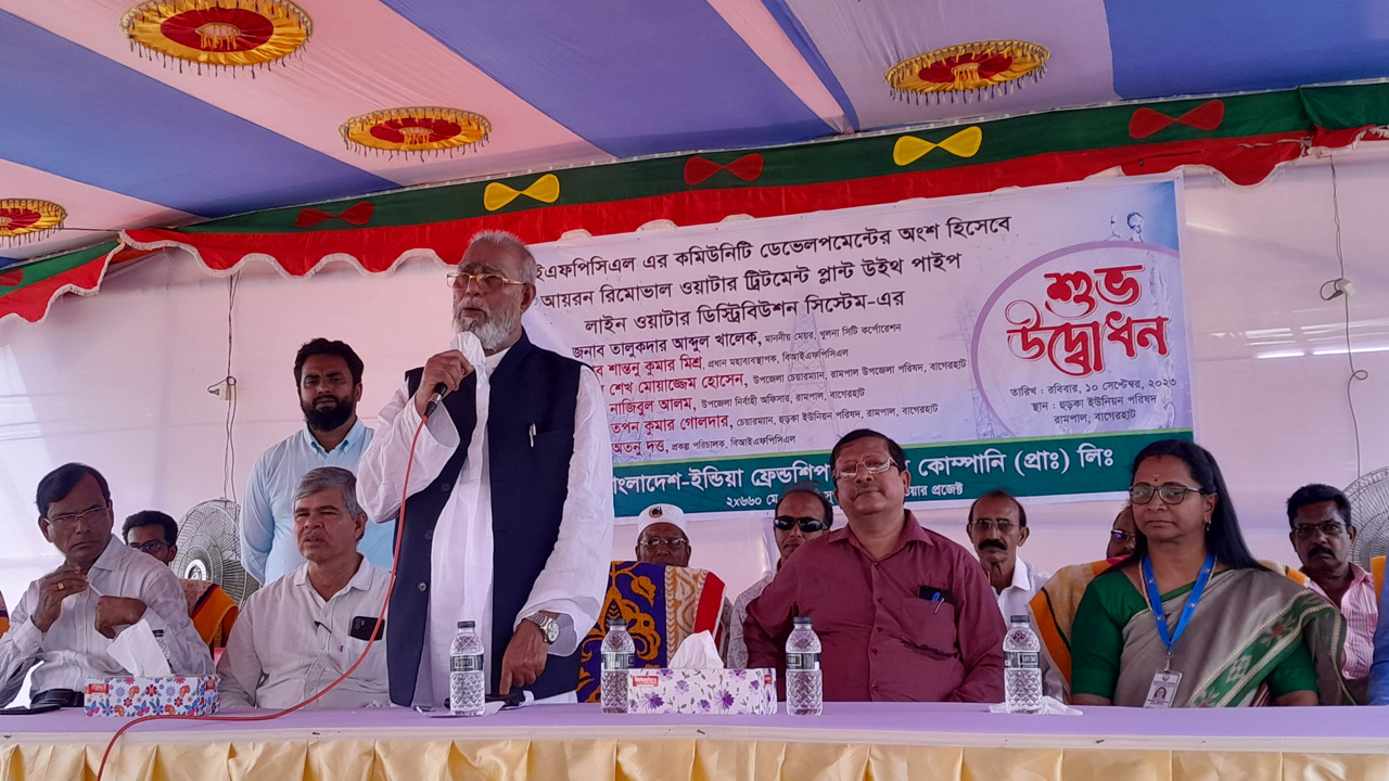 খাবার পানির প্ল্যান্ট উদ্বোধন অনুষ্ঠানে বক্তব্য দেন খুলনা সিটি করপোরেশনের মেয়র তালুকদার আব্দুল খালেক। ছবি : কালবেলা
