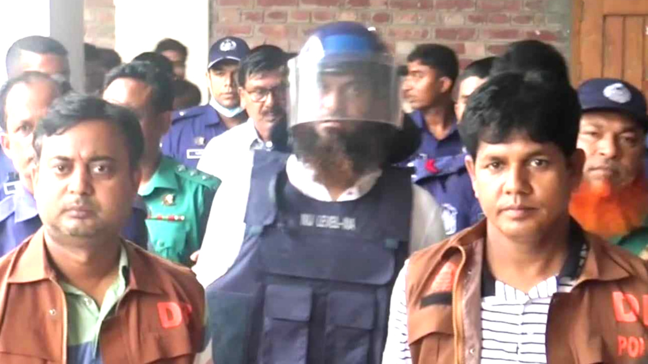 কাশিমপুর কারাগার থেকে রোববার মামুনুল হককে নারায়ণগঞ্জের আদালতে আনা হয়। ছবি : কালবেলা