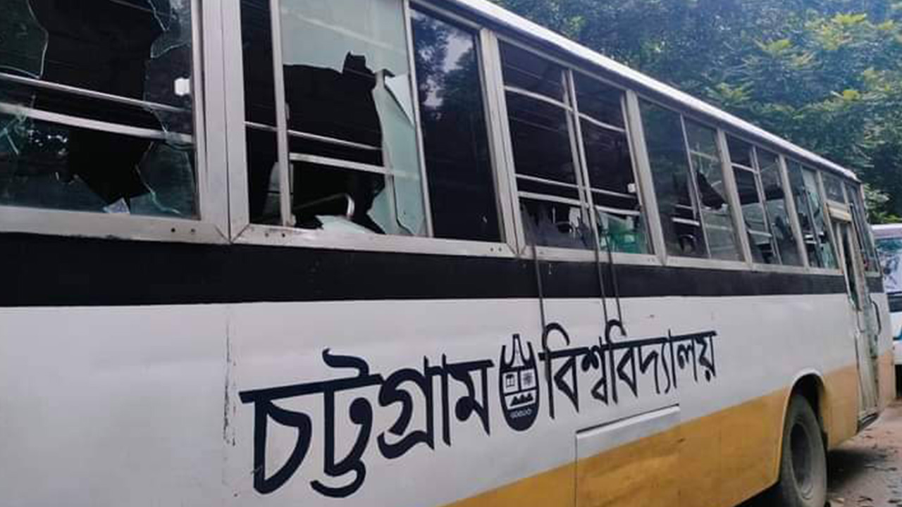 চবি ক্যাম্পাসে তাণ্ডব। ছবি : কালবেলা