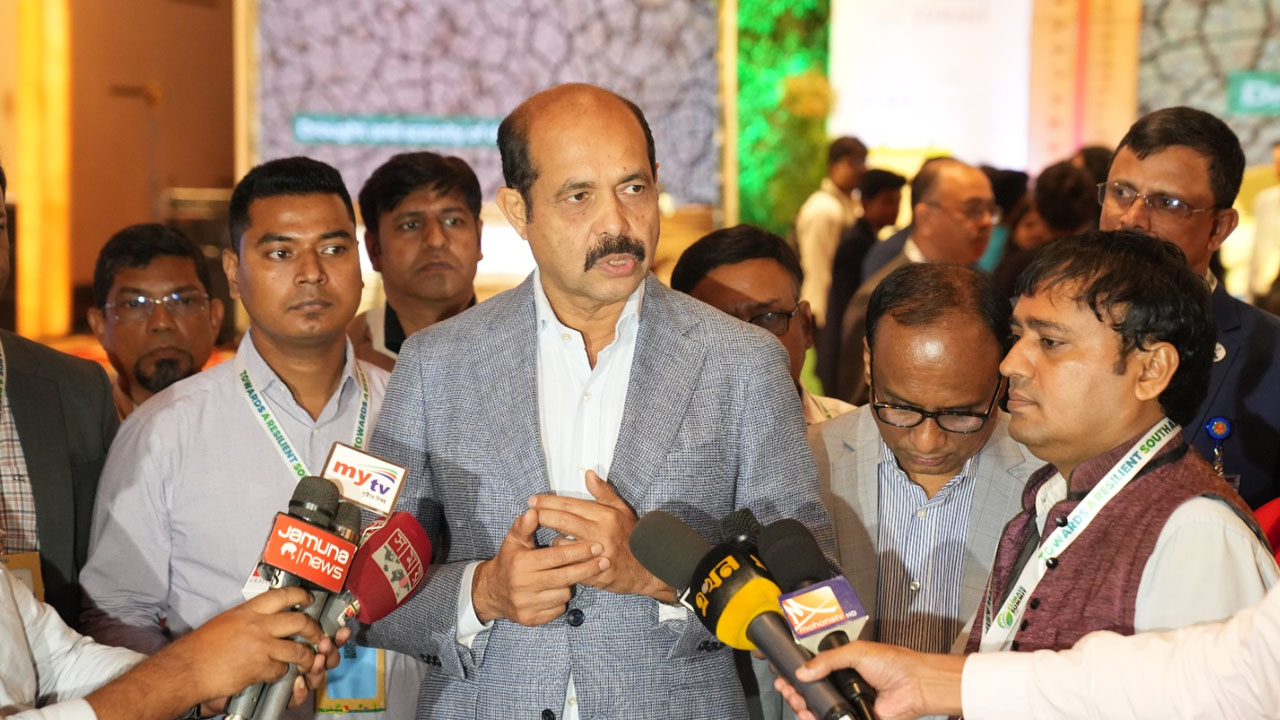 বনানীতে শেরাটন হোটেলে ক্লাইমেট পার্লামেন্ট বাংলাদেশ আয়োজিত এক প্যানেল আলোচনায় ডিএনসিসি মেয়র আতিকুল ইসলাম। ছবি : কালবেলা