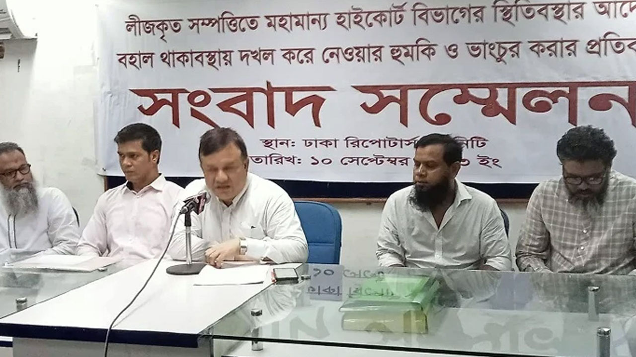 ঢাকা রিপোর্টার্স ইউনিটিতে এক সংবাদ সম্মেলনে নলগোলা ব্যবসায়ী কল্যাণ সমিতির নেতারা। ছবি : কালবেলা