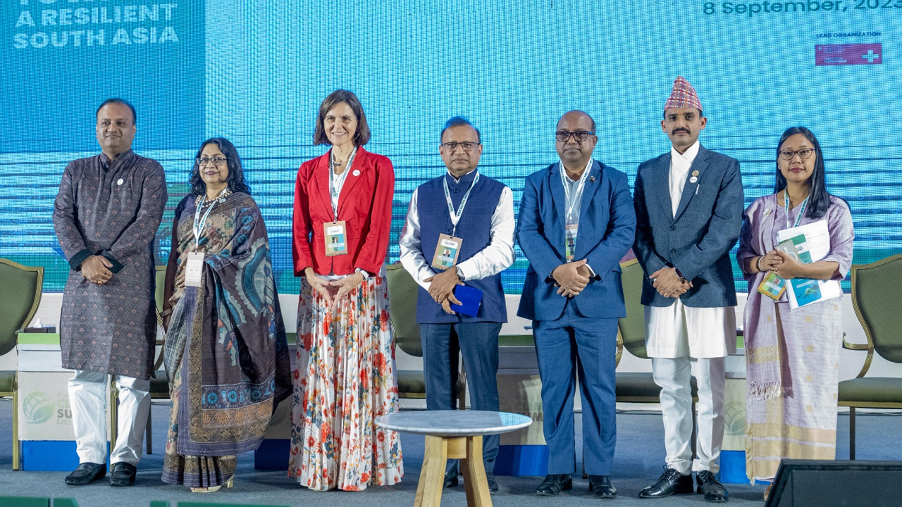 ওয়াটারএইড বাংলাদেশ আয়োজিত ‘ওয়াটার অ্যান্ড ওয়েস্ট : স্ট্রেন্থনিং লোকাল গভর্নেন্স ফর আরবান রেজিলিয়েন্স অ্যান্ড সাসটেইনিবিলিটি’ শীর্ষক সেশনে অতিথিরা। ছবি : কালবেলা