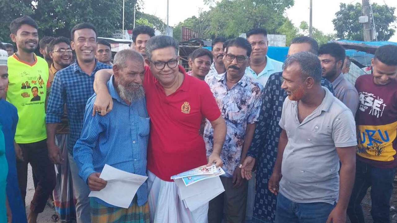 লুঙ্গি-গেঞ্জি পরে নির্বাচনী প্রচারে সাতক্ষীরা-৪ আসনের এমপি জগলুল। ছবি : কালবেলা 