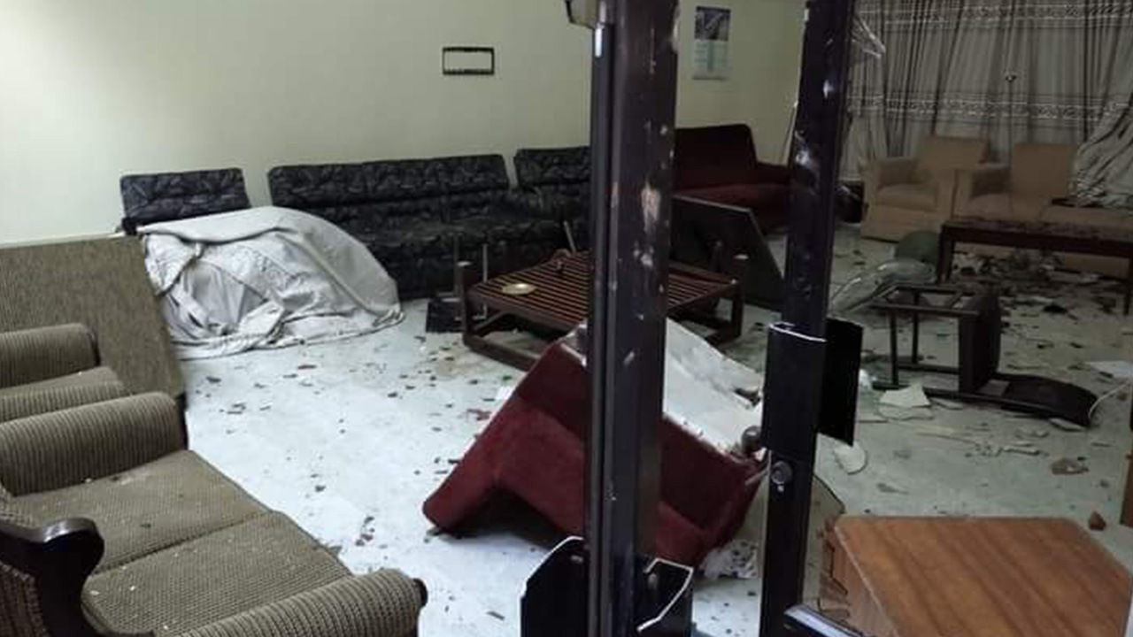 চবিতে উপাচার্যের বাসভবন ভাঙচুর, ক্যাম্পাসে তাণ্ডব। ছবি : কালবেলা
