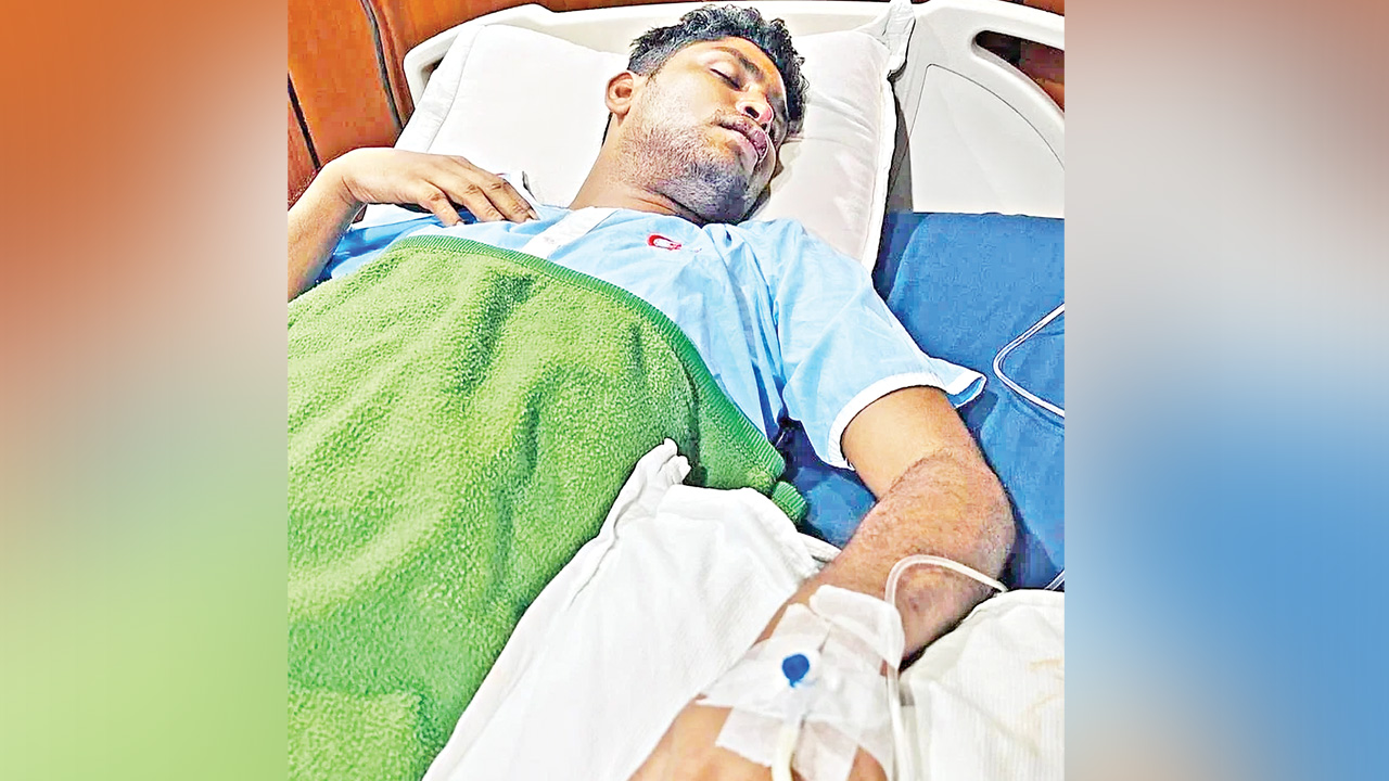 রাজধানীর একটি হাসপাতালে চিকিৎসাধীন এডিসি হারুন-অর-রশীদের নির্মমতার শিকার ছাত্রলীগ নেতা আনোয়ার হোসেন নাঈম। ছবি: সংগৃহীত