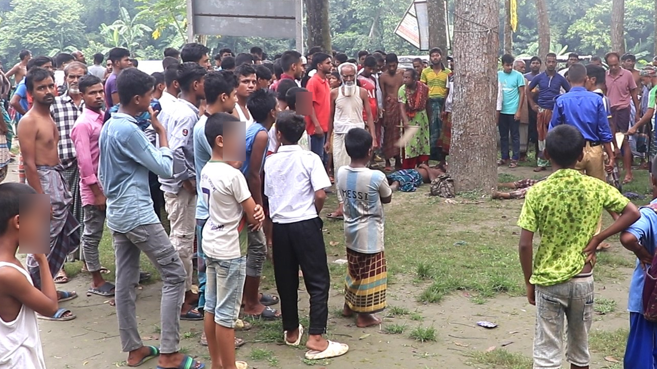 কিশোরগঞ্জে মসজিদের ইমামকে কুপিয়ে আহত করার খবরে জড়ো হন এলাকাবাসী। ছবি : কালবেলা