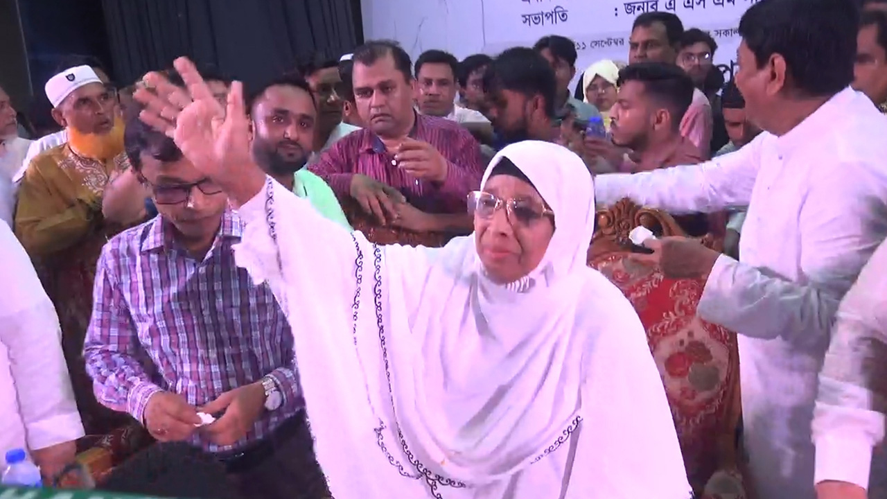 গাজীপুরের বঙ্গতাজ মিলনায়তনে শপথগ্রহণ অনুষ্ঠানে মেয়র জায়েদা খাতুন। ছবি : কালবেলা