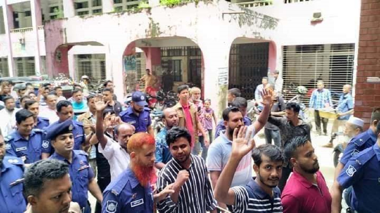 আদালত চত্বরে পুলিশের করা দুই মামলায় গ্রেপ্তার বিএনপির নেতাকর্মীরা। ছবি : কালবেলা