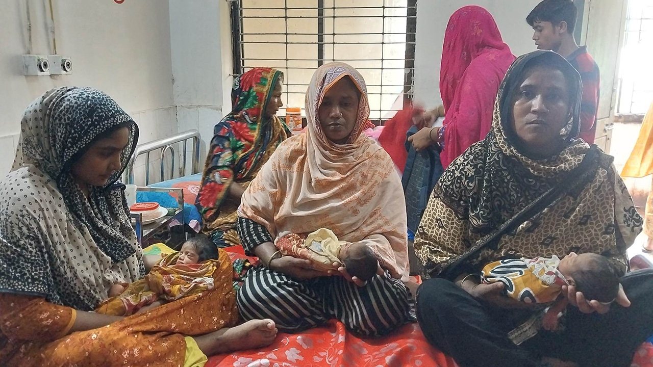 একসঙ্গে তিন সন্তানের জন্ম দিলেন কুড়িগ্রামের শারমিন। ছবি : কালবেলা