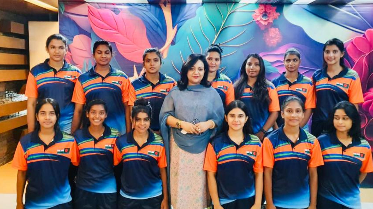কিউট মহিলা হ্যান্ডবল লিগের হ্যাটট্রিক চ্যাম্পিয়ন ঢাকা মেরিনার ইয়াংস ক্লাবের মহিলা দলের সঙ্গে ক্লাবের হ্যান্ডবল কমিটি ও দলের পৃষ্ঠপোষক সানিয়া বিনতে মাহতাব ট্রাস্টের চেয়ারপারসন সানিয়া বিনতে মাহতাব। ছবি : সংগৃহীত