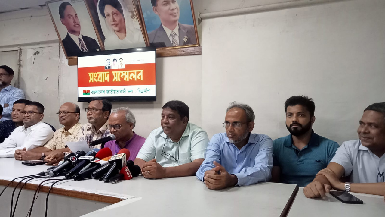 বিএনপির কেন্দ্রীয় কার্যালয়ে সংবাদ সম্মেলনে বক্তব্য রাখছেন রুহুল কবির রিজভী। ছবি : কালবেলা