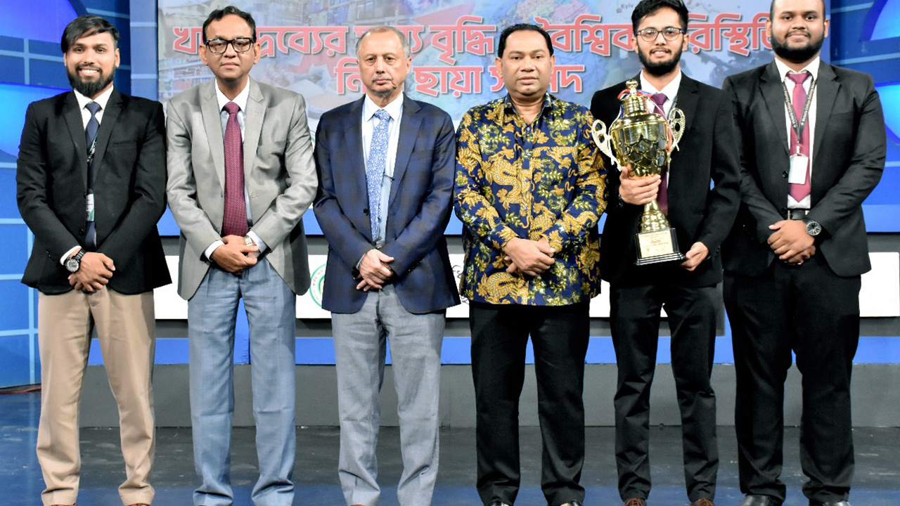 ছায়া সংসদে বিজয়ী দলের সঙ্গে এফবিসিসিআই সভাপতি মাহবুবুল আলম, ভোক্তা অধিকার সংরক্ষণ অধিদপ্তরের মহাপরিচালক এ. এইচ. এম সফিকুজ্জামান ও ডিবেট ফর ডেমোক্র্যাসির চেয়ারম্যান হাসান আহমেদ চৌধুরী কিরণ ।