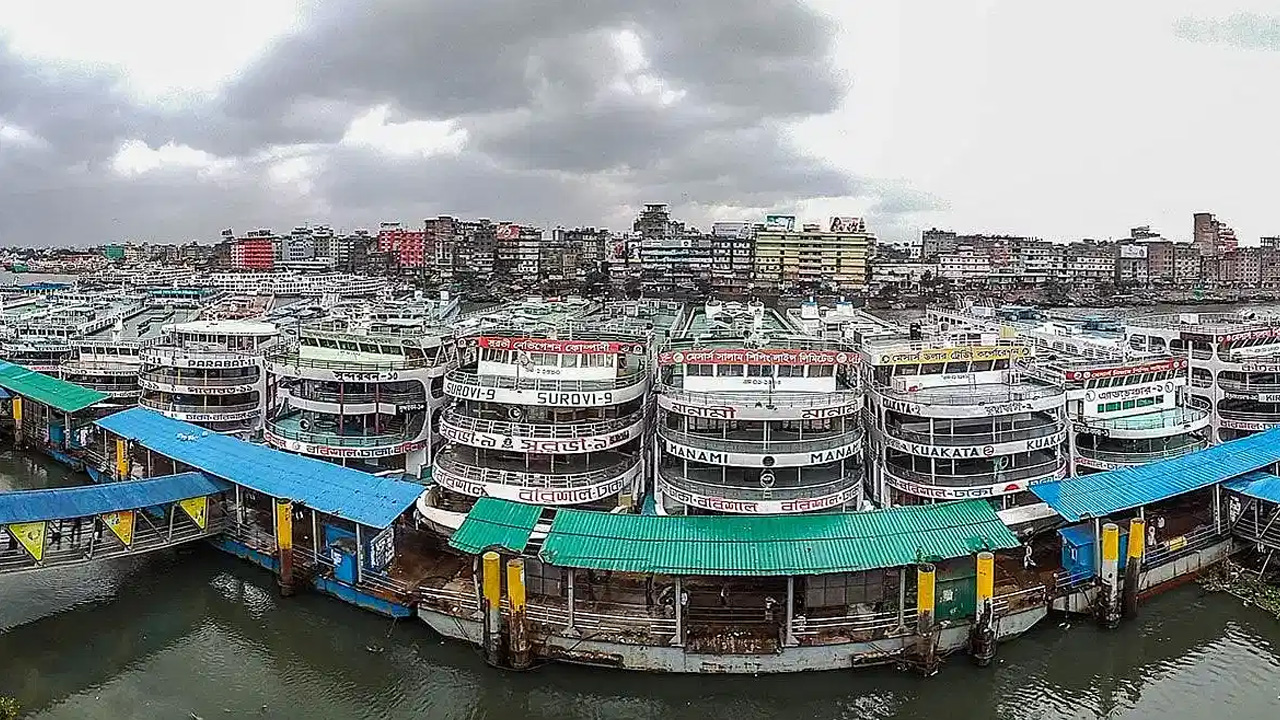 সদরঘাটে সার বেঁধে নোঙর করে রাখা দূরগামী লঞ্চগুলো। ছবি : সংগৃহীত