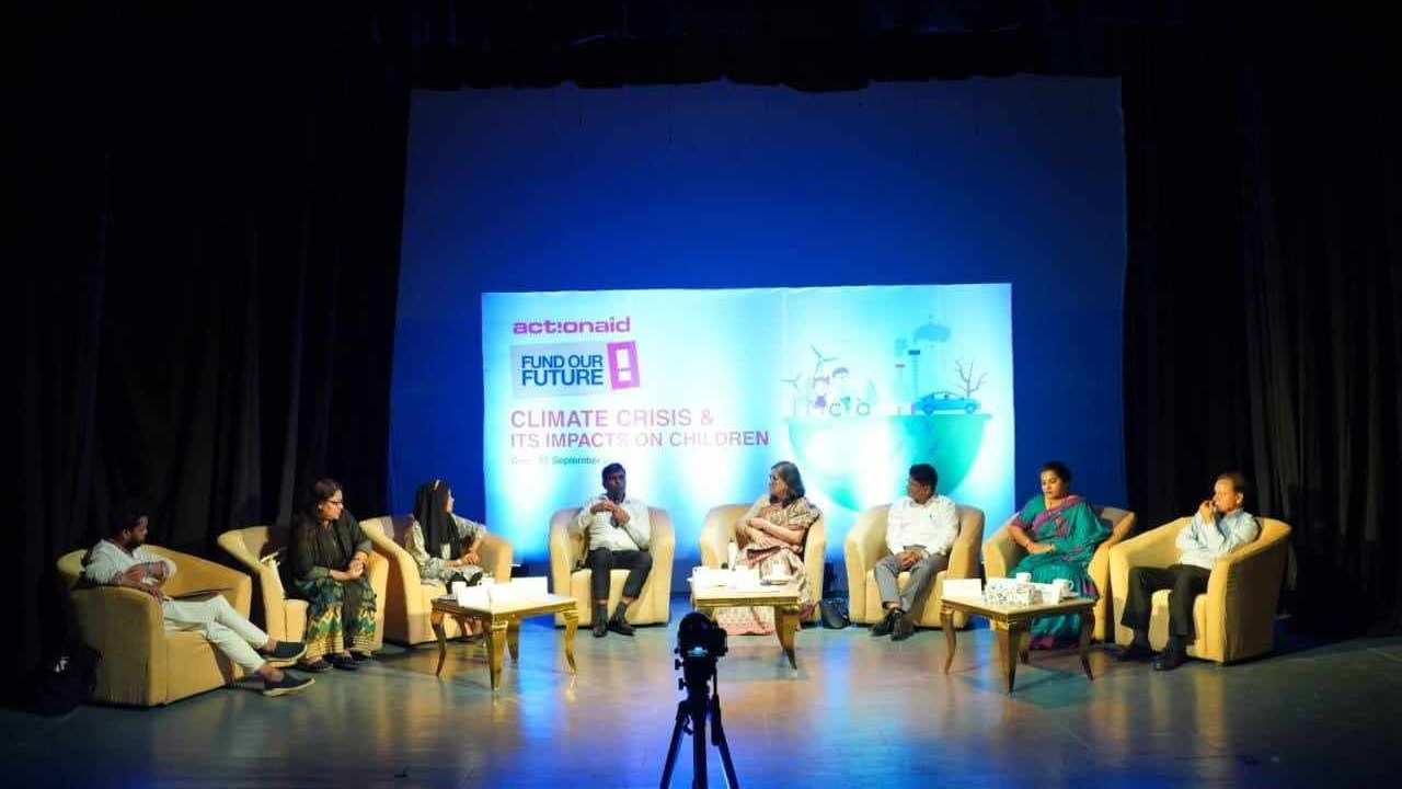‘শিশুদের ওপর জলবায়ু সংকটের প্রভাব’ শীর্ষক সেমিনারে অতিথিরা। ছবি : কালবেলা