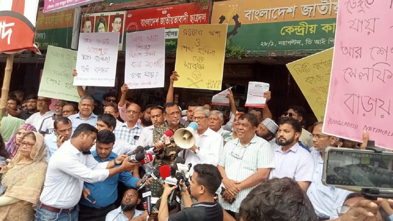 বিএনপির নয়াপল্টন কার্যালয়ের সামনে ডেঙ্গু প্রতিরোধ ও জনসচেতনতা বৃদ্ধির লক্ষ্যে লিফলেট বিতরণপূর্বক এক সংক্ষিপ্ত সমাবেশে কথা বলছেন মির্জা ফখরুল ইসলাম। ছবি : কালবেলা
