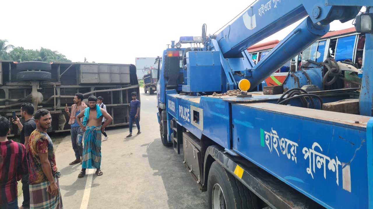 মহাসড়ক থেকে সরিয়ে নেওয়া হয় দুঘর্টনাকবলিত বাস। ছবি : কালবেলা