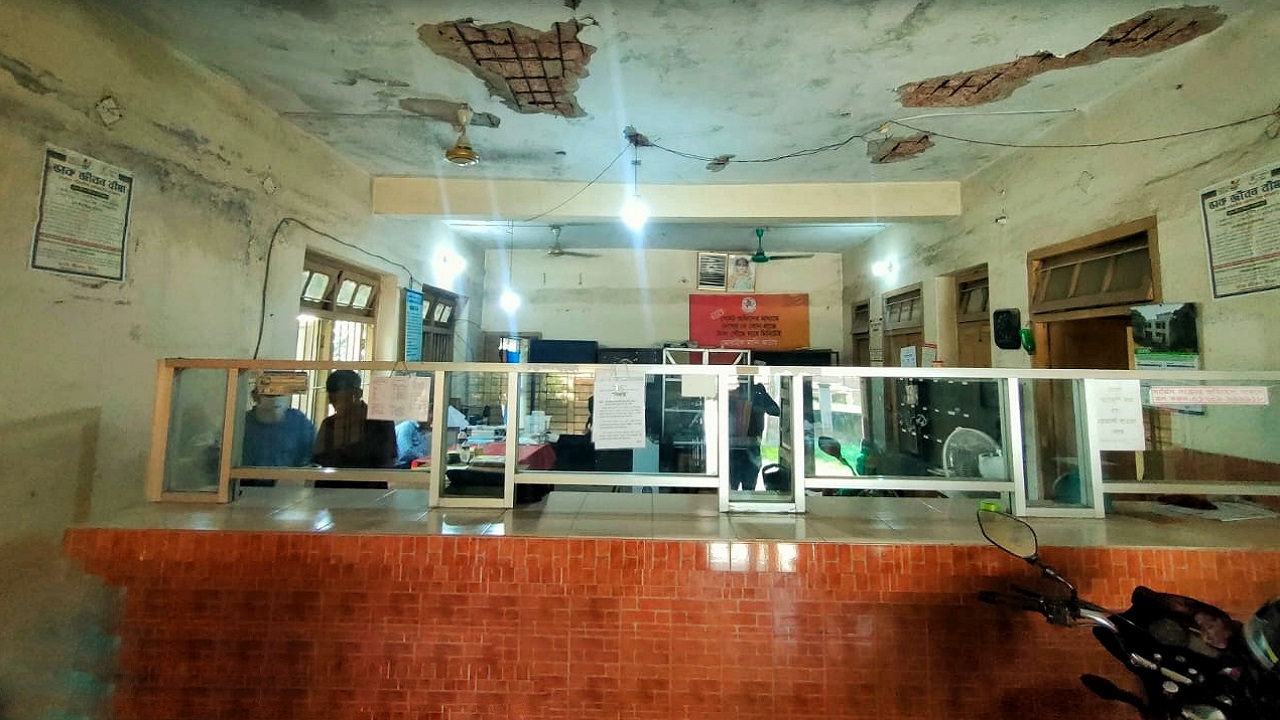 খসে পড়েছে খানসামা পোস্ট অফিসের ছাদের পলেস্তারা। ছবি : কালবেলা