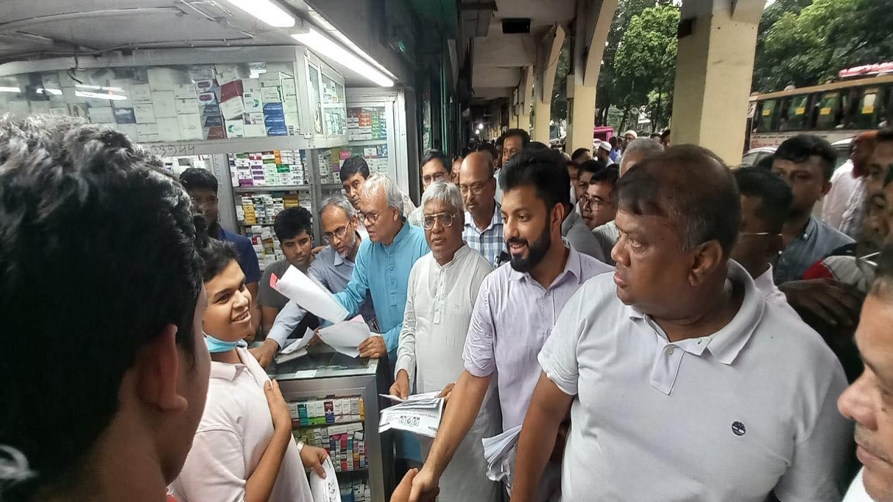 শাহবাগে সাধারণ মানুষের মাঝে ডেঙ্গু প্রতিরোধে সচেতনতা বৃদ্ধির লক্ষ্যে লিফলেট বিতরণকালে কথা বলেন রুহুল কবির রিজভী। ছবি : কালবেলা