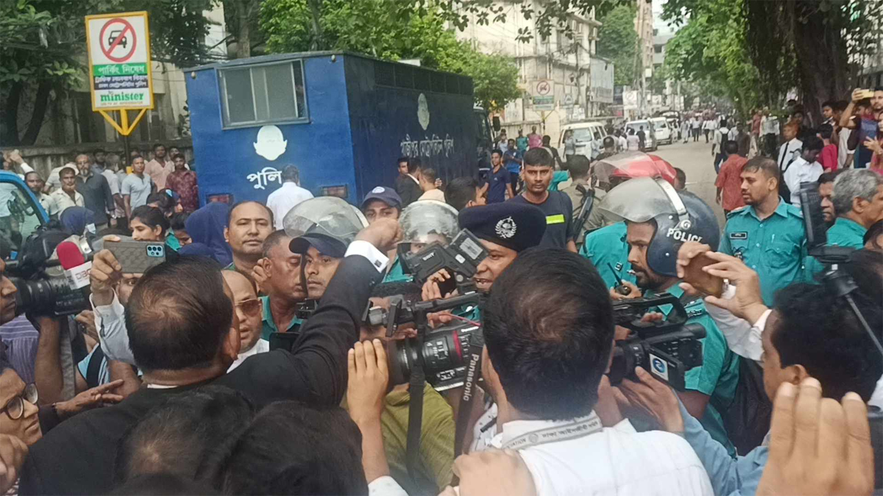 পুলিশের বাধা উপেক্ষা করে বিএনপিপন্থি আইনজীবীরা বিক্ষোভ মিছিল করেন। ছবি: কালবেলা