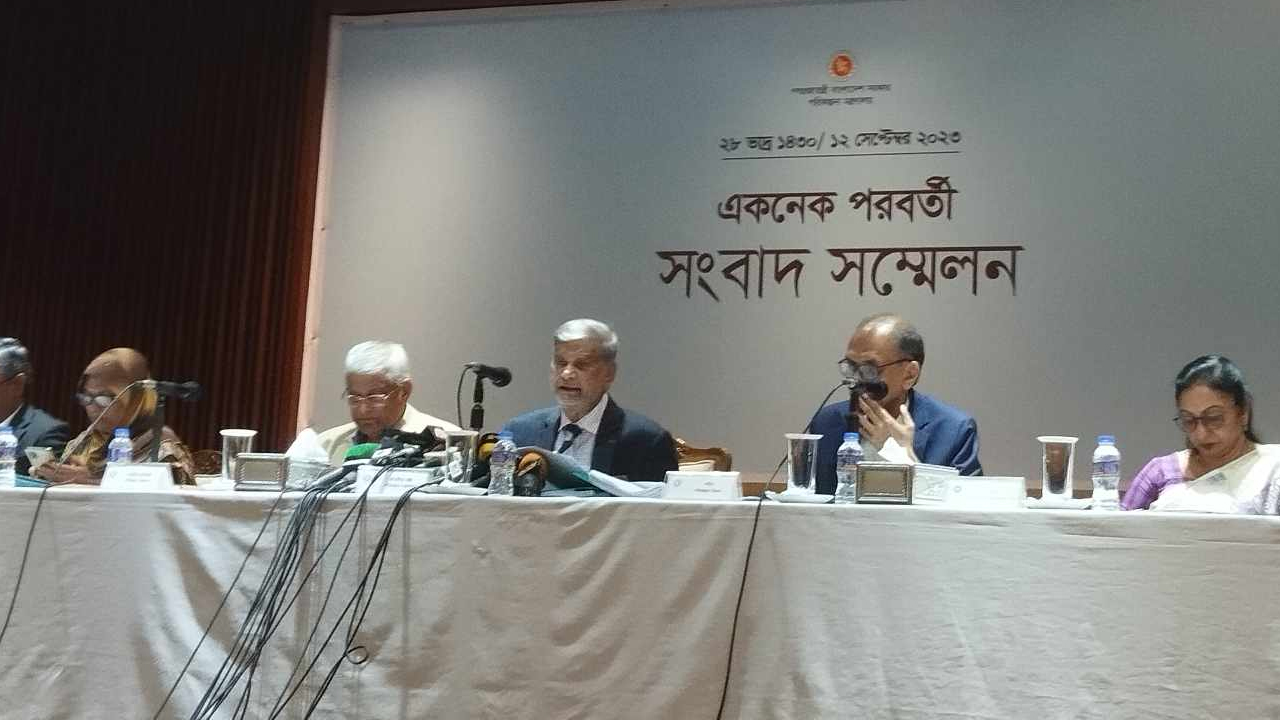 একনেক পরবর্তী সংবাদ সম্মেলনে কথা বলছেন পরিকল্পনামন্ত্রী এম এ মান্নান। ছবি: কালবেলা