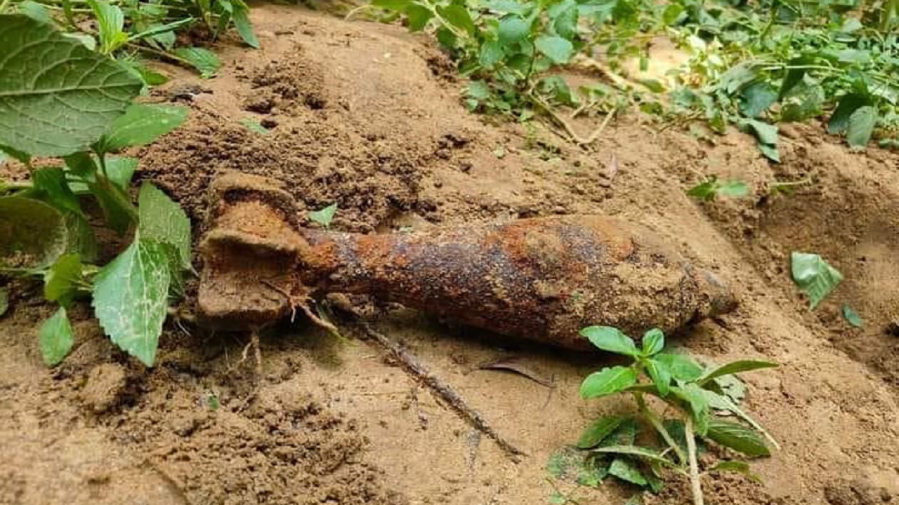 বৃষ্টির পানিতে মাটি ধুয়ে বেরিয়ে আসা মর্টারশেল। ছবি : কালবেলা