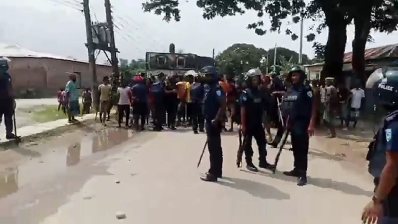 পাটগ্রামে শ্রমিকদের সংঘর্ষ নিয়ন্ত্রণে পুলিশের অবস্থান। ছবি : সংগৃহীত
