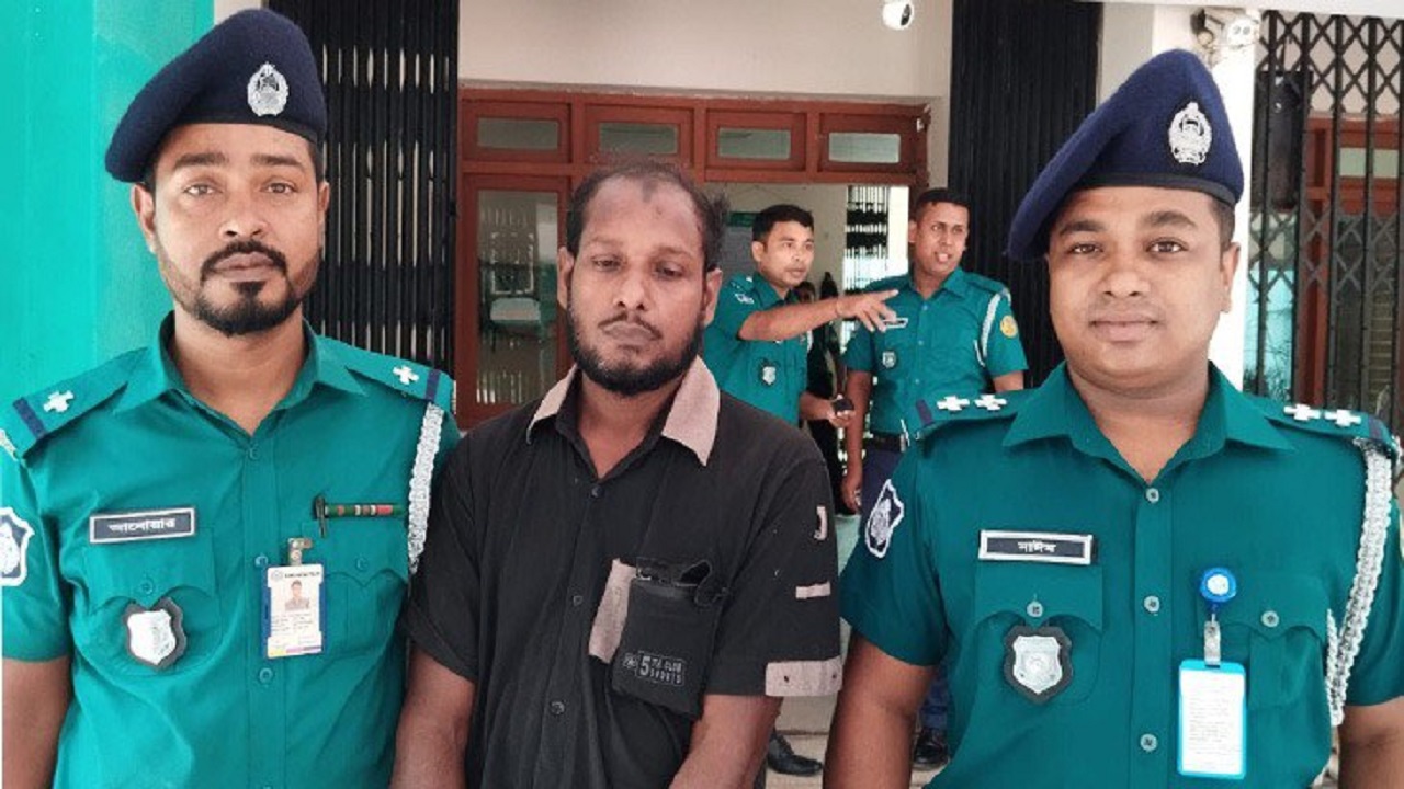 গ্রেপ্তারকৃত পলাতক আসামি। ছবি : কালবেলা