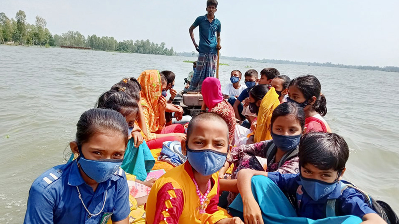 ঝুঁকি নিয়ে স্কুলে যাচ্ছে শিক্ষার্থীরা। ছবি : কালবেলা