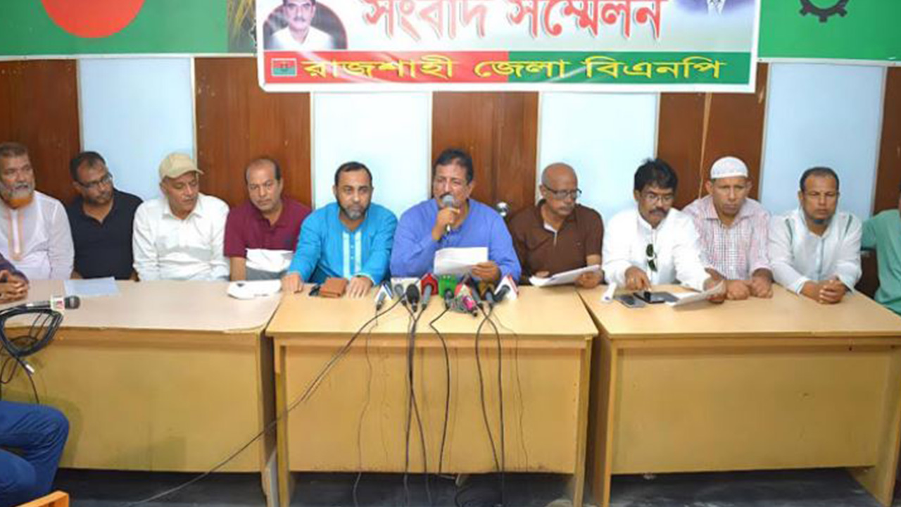 রাজশাহী মহানগর বিএনপির দলীয় কার্যালয়ে আয়োজিত এক সংবাদ সম্মেলনে মিনু। ছবি : কালবেলা