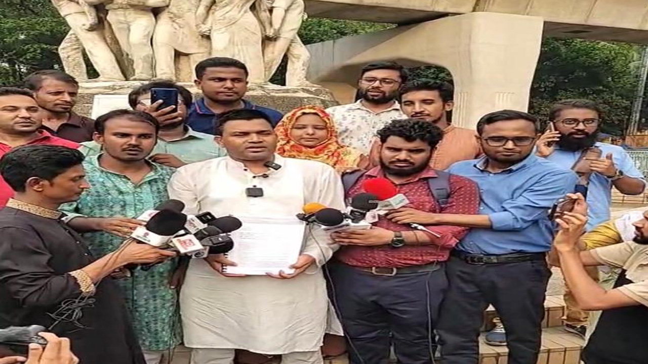 মঙ্গলবার বিকেলে ঢাবির রাজু ভাস্কর্যের পাদদেশে সংবাদ সম্মেলনে বিষয়টি জানান আন্দোলনের আহ্বায়ক শরিফুল হাসান শুভ। ছবি : কালবেলা