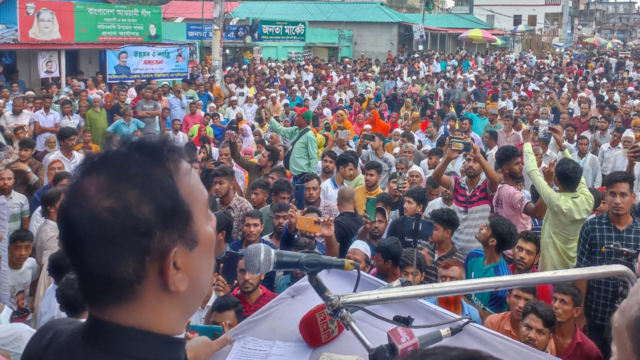 কুমিল্লার দাউদকান্দিতে উপজেলা আওয়ামী লীগের আয়োজিত উন্নয়ন ও শান্তি সমাবেশে বক্তব্য রাখছেন দলের বিজ্ঞান ও প্রযুক্তি সম্পাদক আবদুস সবুর। ছবি : কালবেলা