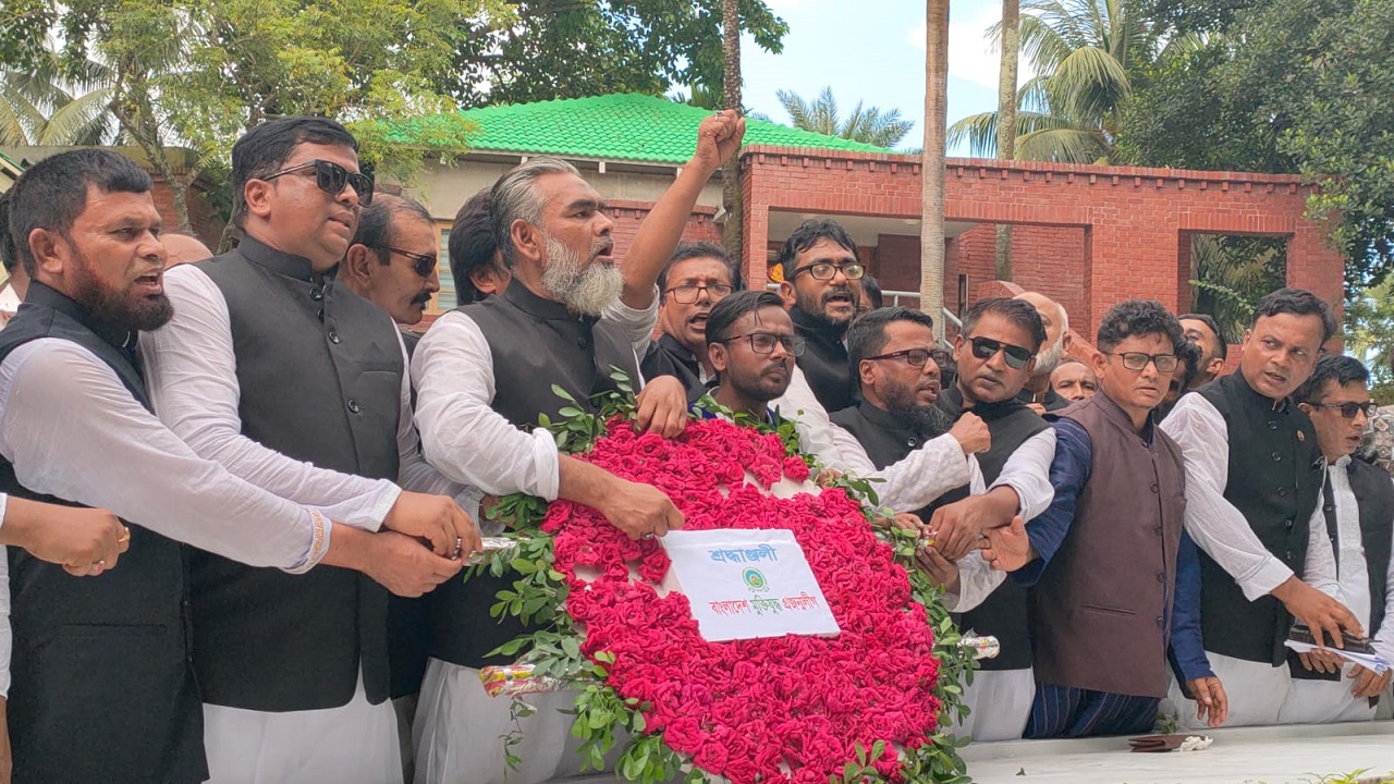 জাতির পিতার সমাধিতে শ্রদ্ধা নিবেদন করছে মুক্তিযুদ্ধ প্রজন্ম লীগ। ছবি : কালবেলা