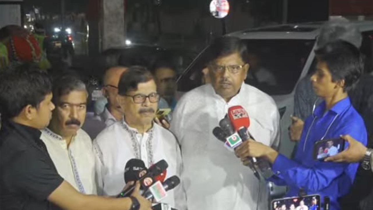 রাজধানীর এভারকেয়ার হাসপাতালে চিকিৎসাধীন বিএনপির চেয়ারপারসন বেগম খালেদা জিয়ার সঙ্গে মঙ্গলবার হাসপাতালে গিয়ে দেখা করেন গণতন্ত্র মঞ্চের শীর্ষ নেতারা। ছবি : কালবেলা