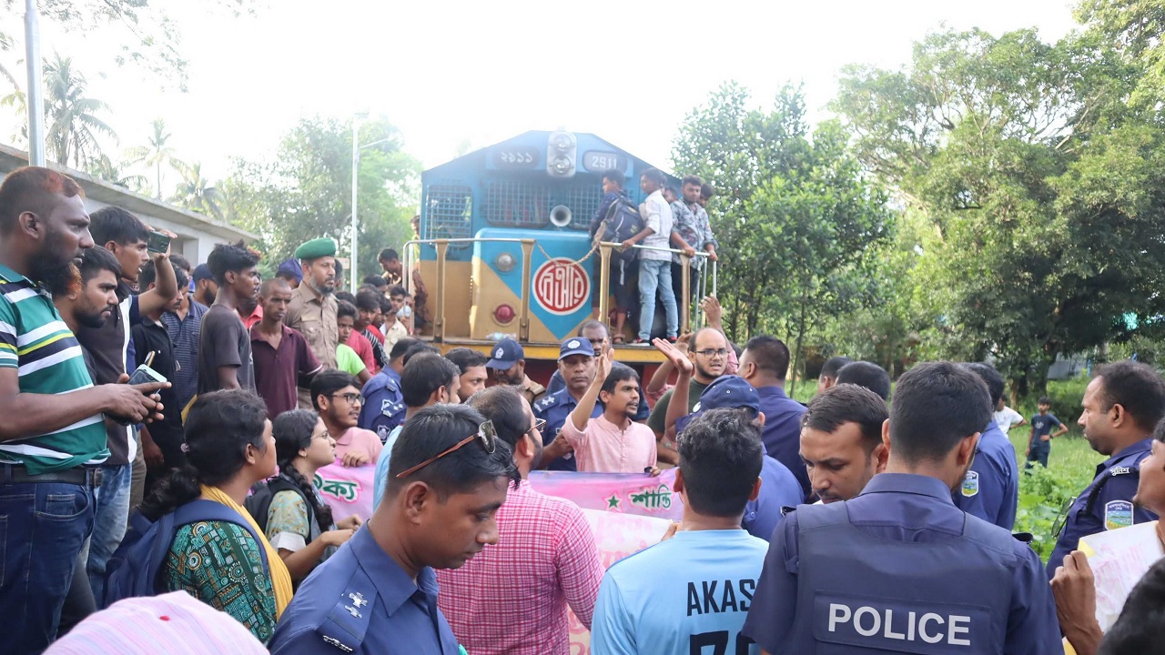 বিশ্ববিদ্যালয়ের রেলস্টেশন প্লাটফর্মে ঢাকাগামী জামালপুর কমিউটার ট্রেনটি অবরোধ করে শিক্ষার্থীরা। ছবি : কালবেলা