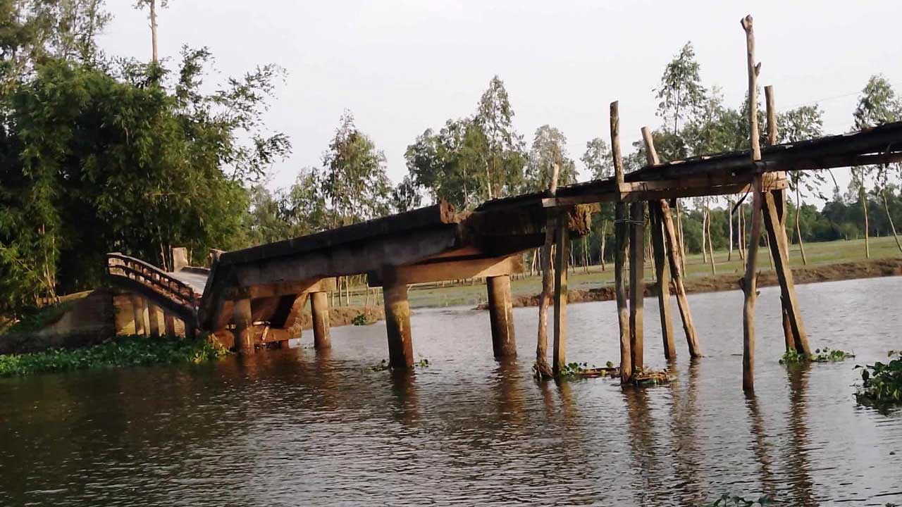 কুড়িগ্রামের নাগেশ্বরীতে সেতু ভেঙে পড়ায় চরম ভোগান্তিতে হাজারো মানুষ। ছবি : কালবেলা